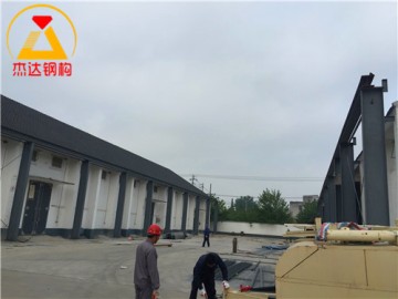 拱形屋頂下部使用門式鋼結構